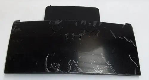 Schwarze Bedienblende für ein Daikin-Gerät, mit einem runden Button und mehreren senkrechten Anordnungselementen. Oberfläche weist Kratzer und Schmutz auf.